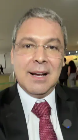 ESCÂNDALO! Estão montando uma bancada de deputados foragidos dentro do Parlamento. A Câmara se recusa a cumprir uma decisão judicial que determina a cassação da Carla Zambelli. Já acionamos um mandado de segurança para que a determinação seja cumprida. Não vamos permitir esse desrespeito à Justiça!