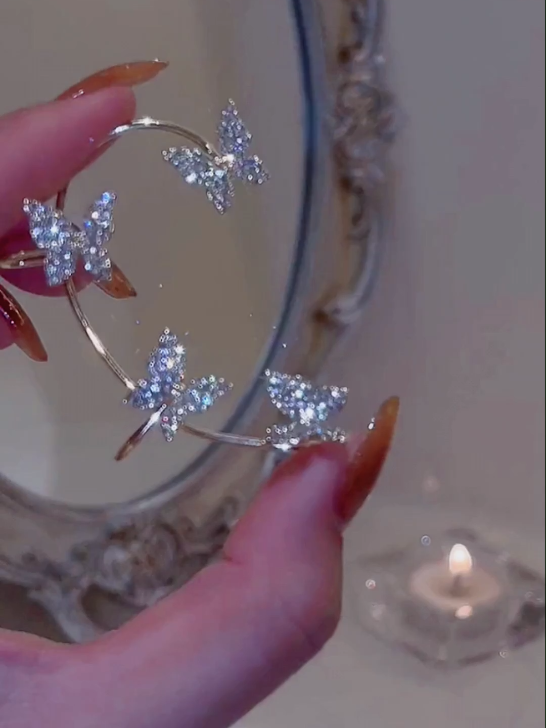 🦋✨ O brilho que transforma o seu visual em segundos. Os Brincos Borboleta de Zircônia Cristal trazem o equilíbrio perfeito entre delicadeza e luxo. Seu design em forma de borboleta simboliza leveza, liberdade e renovação, enquanto as zircônias premium garantem um brilho intenso que destaca o seu rosto em qualquer ocasião. Disponíveis em banho 18K, prata ou dourado, eles têm acabamento impecável e podem ser usados tanto na versão argola quanto clip, garantindo conforto e versatilidade para todos os estilos. 🔥 Por que você vai se apaixonar? ✔ Brilho de zircônia cristal que impressiona de longe ✔ Design elegante e moderno inspirado em borboletas ✔ Opção Argola ou Clip – perfeito para quem não tem furo ✔ Banho 18K: luxo acessível e durabilidade ✔ Leves, confortáveis e ideais para o dia a dia ou eventos ✔ Aquele toque de feminilidade e glamour que muda qualquer look 💎 A borboleta é símbolo de beleza e transformação — perfeito para mulheres que amam se reinventar. 💎 Zircônias premium e banho 18K trazem um visual sofisticado instantâneo. ⏳ Peça muito procurada — últimas unidades disponíveis! #BrincoBorboleta #ZirconiaCristal #BrincosDeLuxo #ArgolaFeminina #ClipDeOrelha #JoiasFinas #AcessóriosFemininos #ModaFeminina #Banho18K #JoiasDeQualidade #EstiloFeminino #Tendências2025 #LookElegante #LuxoAcessível #JoiasDouradas #JoiasPrata