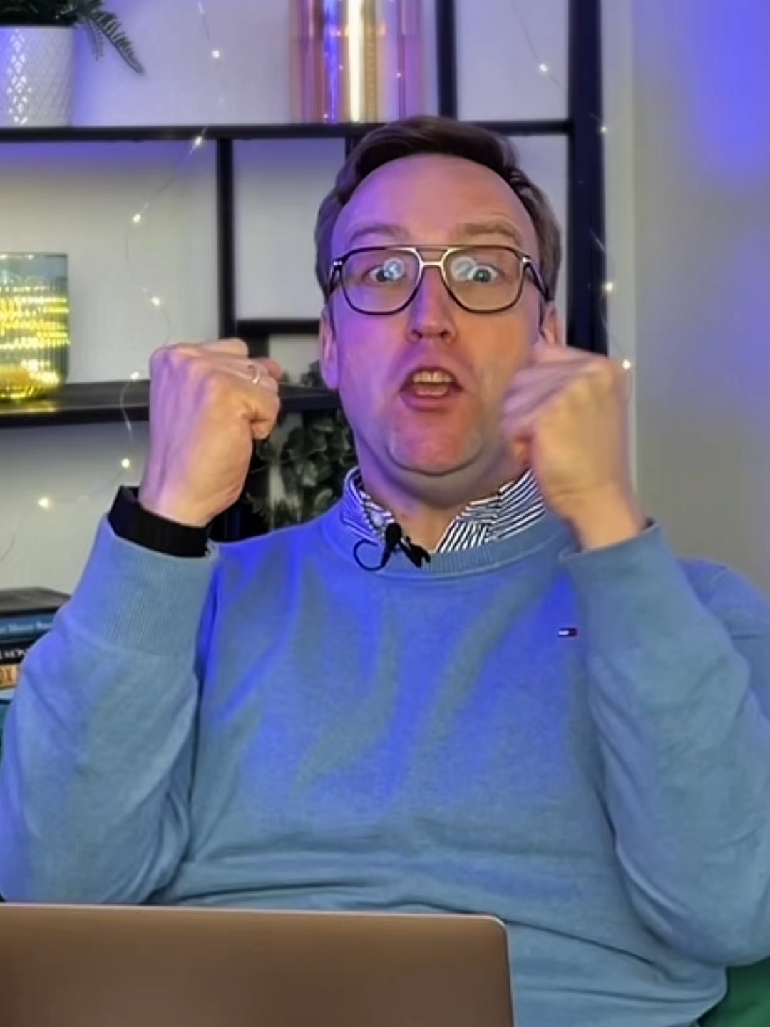 „Mietennotstand“ – Schimmel, explodierende Heizkosten, verfallende Siedlungen, keine Regeln. Klingt dramatisch, hat aber wenig mit der Realität zu tun. Ja, Mieten steigen. Aber genauso alles andere: Döner von 3,50 auf 8,50 €. Inflation lässt grüßen. Und der Mietmarkt? Kaum etwas ist so streng reguliert wie genau der. Statt Panikbildern lohnt sich ein Blick auf Fakten. Wer behauptet, Investoren würden „Viertel leer kaufen“, sollte vielleicht einmal erklären, warum dann nicht einfach eigene Wohnungen für 3,50 € vermietet werden. Was glaubst du: Panikmache oder echtes Problem? 👇 Credits: https://mietabzocke-stoppen.de/ #ceoofdiggi #teamdiggi #mieten #wohnen #politik #realität #inflation #immobilien #mindset