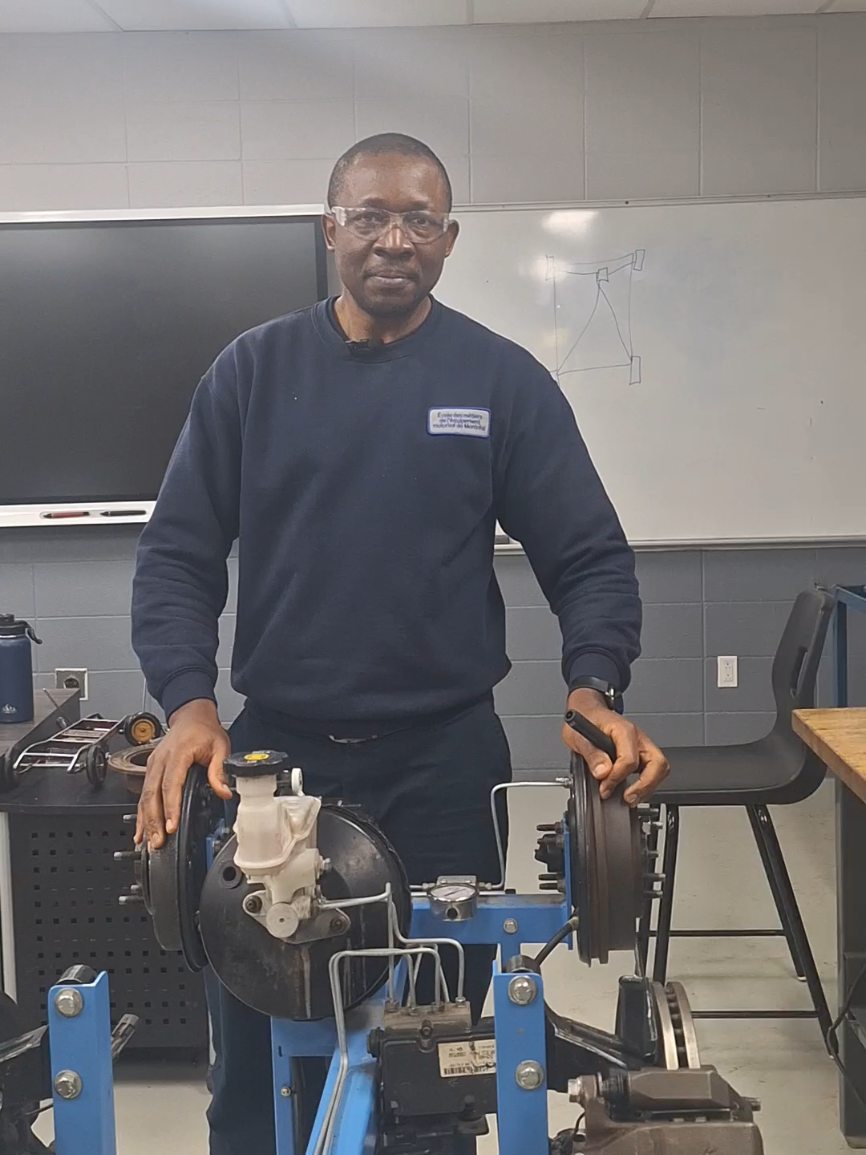 Le système de #freinage comprend le système de friction: disque ou tambour, le circuit hydraulique et le système de commande. Tous fonctionnent ensemble pour assurer le le freinage du véhicule. #mecaniqueautomobile #garage #voiture #canada 