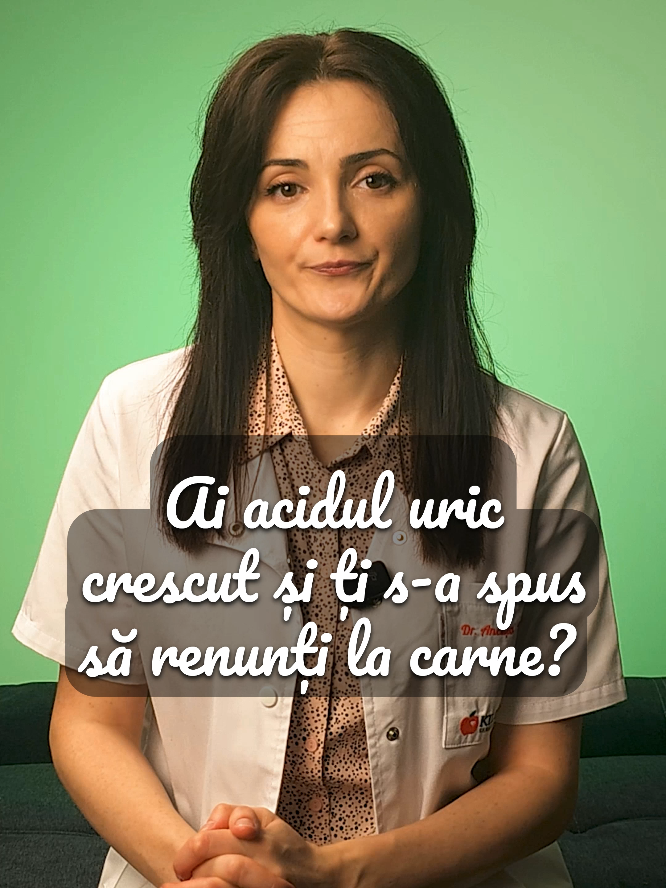 Ai acidul uric mare? Mulți cred că excesul vine doar din consumul crescut de carne, dar adevărul este că fructoza din sucuri dulciuri, fructe și alcoolul, în special berea au o influență chiar mai mare decât purinele din carne. Cand consumi prea multă fructoză, ficatul nu o mai poate transforma eficient în energie si o redirecționează către sinteza de acid uric și trigliceride. De aceea în analize, acidul uric crescut merge aproape întotdeauna mână-în-mână cu trigliceritele mari, semn clar că metabolismul este încetinit și blocat în stocare. Excesul de acid uric afectează modul în care celulele produc energie, le face mai lente, iar organismul începe să stocheze grăsime, în special în ficat. În timp acest mecanism duce la rezistență la insulină chiar și la persoane slabe. Acidul uric nu se oprește aici, întreține inflamația, crește tensiunea arterială și favorizează depunerea grăsimii abdominale. Cu cât aportul de fructoză este mai mare, cu atât acidul uric urcă mai sus, trigliceridele cresc și metabolismul se blochează tot mai mult. Așadar dacă ai acidul uric crescut, nu te grăbi să elimini complet carnea. Zahărul, fructoza și alcoolul stimulează formarea de acid uric si trigliceride, iar împreună definesc tiparul metabolic care duce la inflamație, ficat gras și rezistență la insulină.