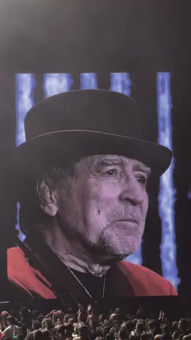 Así se despide al maestro 😍😍 Joaquín Sabina  #sabina #joaquinsabina #ultimoconcierto #madrid #holayadios 