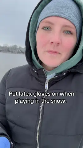 ❄️This keeps your gloves nice and dry! #snow #sleddingseason #winterhack 