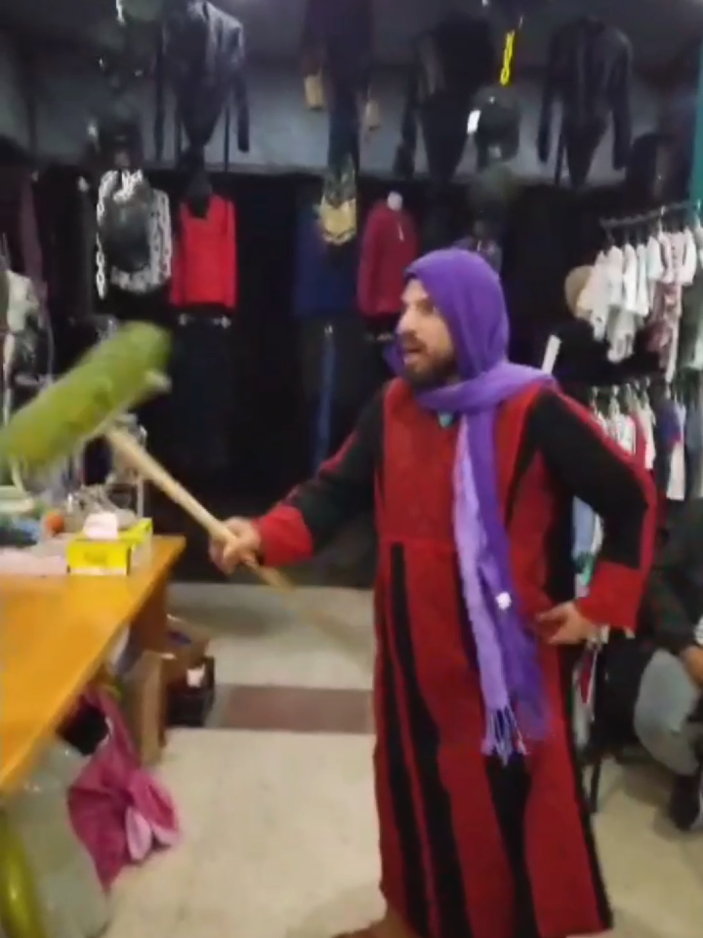 لازم تنط امي تخرب الاعلان 😂😂 @سنتر ابوالعز للماركات العالمية  #fyp #CreateWithEffects #شعب_الصيني_ماله_حل😂😂 