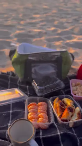 Vídeo pra fingir está comendo lanche na praia com alguém #foryou #praia #casal #foryoupage❤️❤️ #foryoupage 