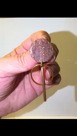 Boucles d'oreilles BERGAMOTTA artisanales, réalisées à la main en pâte polymère à la finition brillante et créoles en acier inoxydable doré. Chaque fleur est unique, légère et pleine de charme – idéale pour ajouter une touche de délicatesse et de personnalité à votre style. Des pièces confectionnées avec amour, exclusives et confortables au quotidien. #boucles #brincos #resina #artesanato #artisanat 