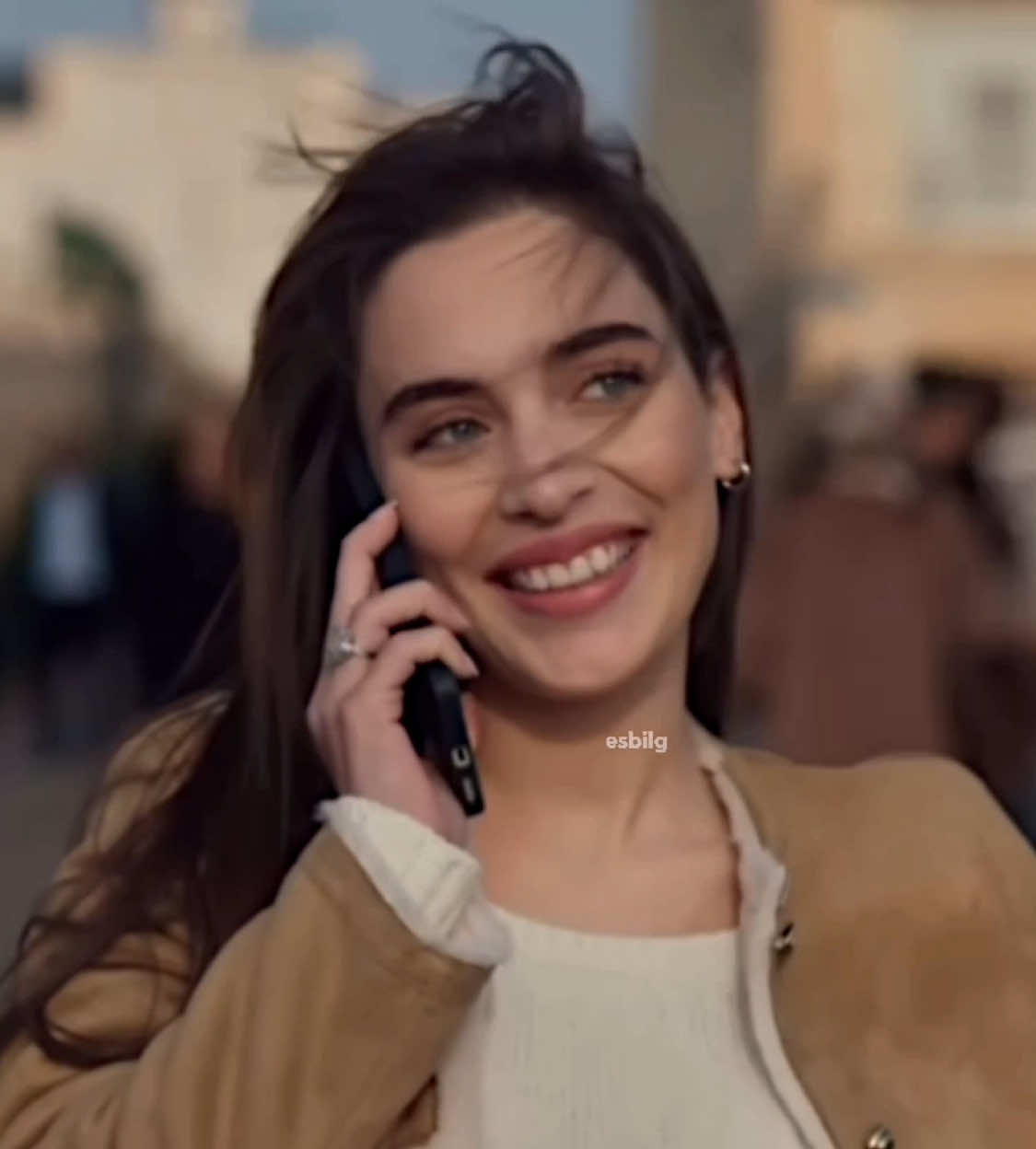 hele o gözleri masmavi @Çağla Şimşek #esbilg #çağlaşimsek #kaypek #uzakşehir @Uzak Şehir 