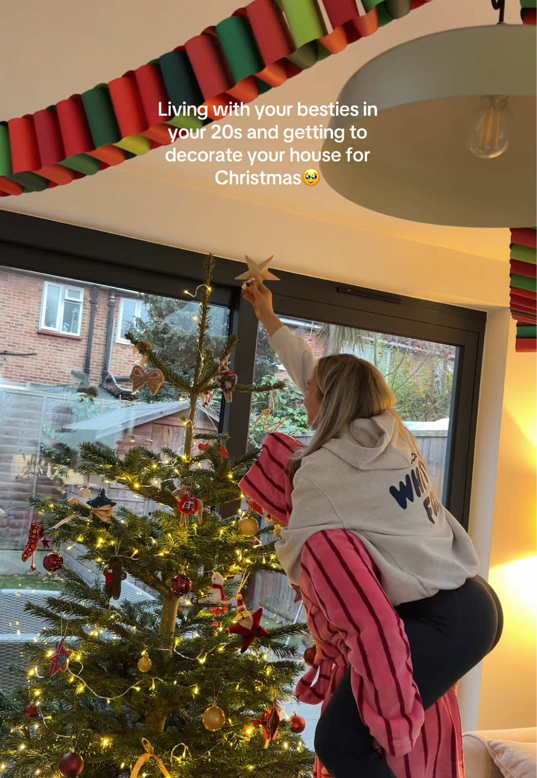 I just love living with my besties❤️ #christmas #besties #friends #festive #christmastree 