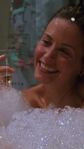 Monica arriesgando la vida por un pollo. 😂 #Friends