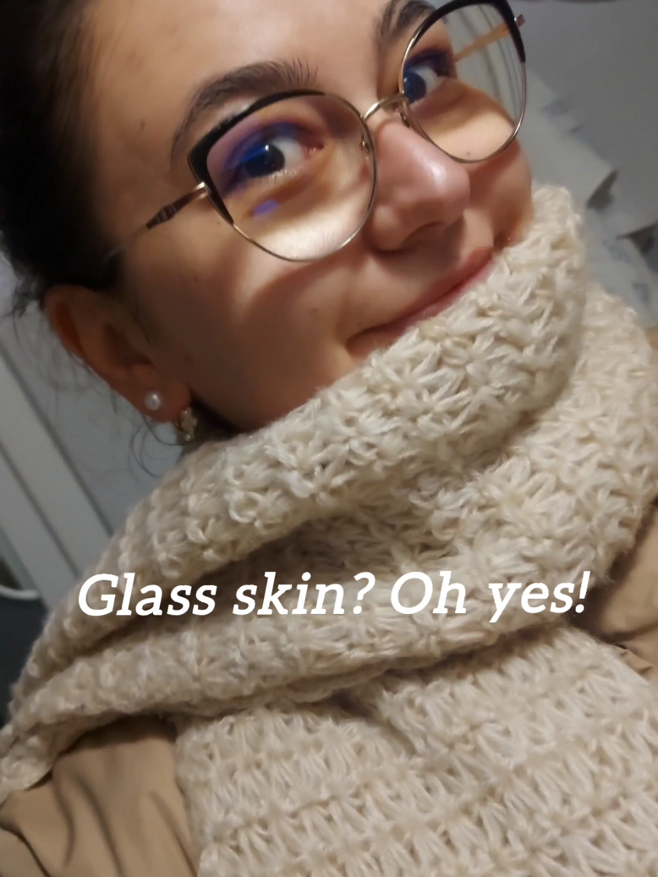 De curând am început să folosesc produsele de la @anua_global  pentru a-mi calma și îmbunătăți tenul. Și am avut o surpriză plăcută pentru că am dobândit acel glass skin foarte rapid.  Am folosit: Anua Niacinamide 10% + TXA 4% Dark Spot Removing Serum este un ser care ajută cu petele pigmentare și cicatricile post-acneice. Îl folosesc pentru a avea o piele mai uniformă și mai luminoasă.  ANUA Azelaic Acid 10 Hyaluron Redness Soothing Serum este util pentru a ameliora problemele pielii precum acneea și rozaceea. Complexul de ingrediente care conține Azelaic Acid, acid hialuronic, niacinamide, extract de aloe și centella asiatica are proprietăți calmante și hidratante.  Anua Heartleaf Quercetinol Pore Deep Cleansing Foam curăță profund porii și elimină eficient impuritățile și celulele moarte. Formula sa conține un mix de ingrediente naturale: extracte de rădăcină de Pueraria Lobata, rădăcină de Ulmus Davidiana, frunze de Pinus Palustris și flori de Oenothera Biennis pentru a controla excesul de sebum și curăța pielea. Anua Heartleaf Pore Control Cleansing Oil a devenit preferatul meu pentru a curăța pielea și fără a periclita bariera pielii. Formula sa conține ulei de jojoba, ulei din sâmburi de struguri și ulei de măsline și extract de Heartleaf pentru a dizolva impuritățile, a curăța tenul de machiaj fără a înfunda porii. Anua Rice 70 Glow Milky Toner este un toner foarte lejer, cu apă din tărâțe de orez și niacinamide care ajută tenul să fie mai strălucitor și hidratat. Are un efect calmant care-l face perfect pentru pielea sensibilă. Tenul meu e mai luminos și hidratat și cel mai mult mă încântă că îmi oferă acel glow vizibil.  Folosește codul ALEXANDRA63 pentru o reducere extra de 5% la comanda ta la @YesStyle  #anua #yesstyle #KoreanSkincare #redness #skincare