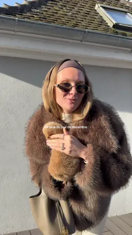 1er look du jour de décembre : j’avais envie d’un look très montagne, très fourrure 🧸🤎 @Hello Moon Shop @Ginatricot @Intimissimi @UGG® @OYSHO #winteroutfit #winteroutfitidea #fourrure #furoutfit #furjacket 
