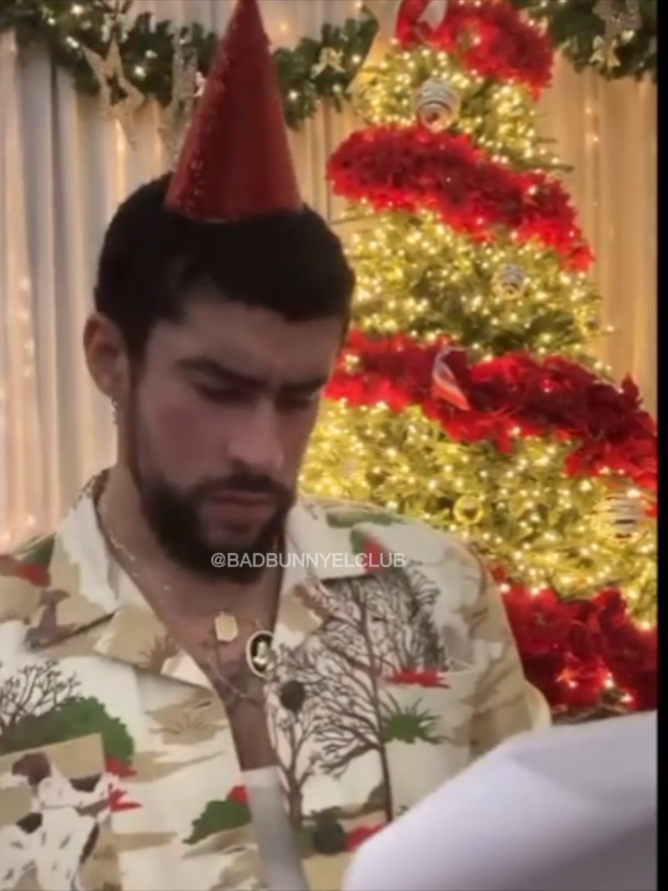 Yo viendo cómo Spotify me metió un artista que ni he escuchado en mi Wrapped.🤨 #debitirarmasfotosworldtour #badbunnypr #Wrapped  #spotifyWrapped #badbunnydtmf 