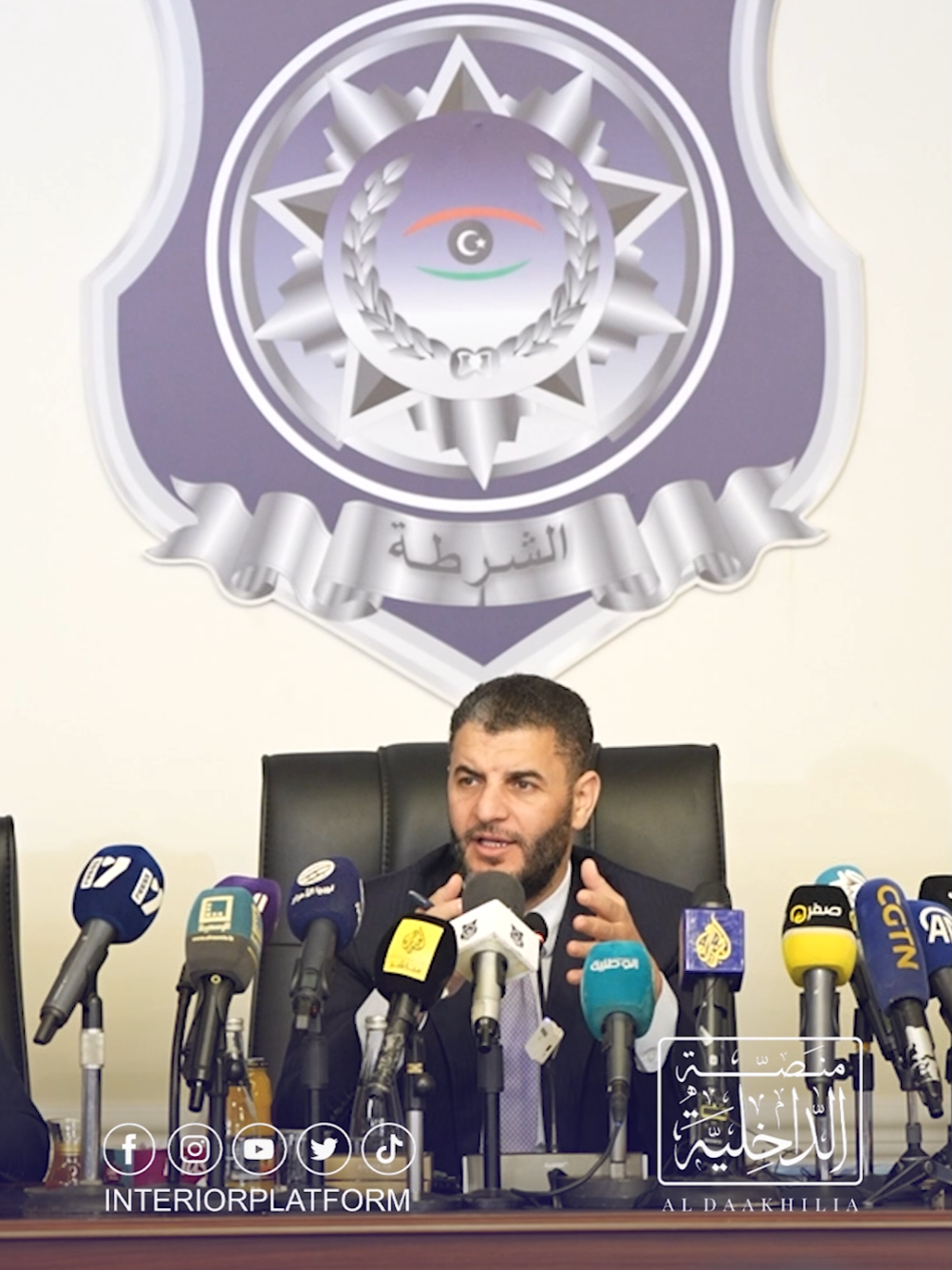 وزير الداخلية المكلف لواء عماد مصطفى الطرابلسي خلال المؤتمر الصحفي  حول البرنامج الوطني لترحيل المهاجرين غير الشرعيين.  ◾️لقد بدأنا بالفعل في تنفيذ عمليات الترحيل، ولسنا في مرحلة الاستعداد للانطلاق، حيث عملنا على هذا الملف طوال الأربعة عشر شهرًا الماضية. ◾️تكفّلنا بكامل مصاريف عمليات الترحيل، وتمكّنّا من ترحيل آلاف المهاجرين إلى بلدانهم. ◾️من المهم أن يكون هناك تضامن ودعم من الجميع لجهود حكومة الوحدة الوطنية ووزارة الداخلية، حتى نتمكّن من رفع وتيرة الترحيل إلى ستين ألف مهاجر شهرياً. ◾️وزارة الداخلية رحلت الالف من المهاجرين خلال شهر واحد بينما المجتمع الدولي طيلت سنوات مضت رحل مايقارب تسعة الالف مهاجر.  ◾️إن هذه الجهود تُعد أحد أهم الإجراءات لمواجهة محاولات التوطين، ومن الواجب على الشعب الليبي مساندة هذه الخطوات الوطنية لحماية أمن البلاد واستقرارها.