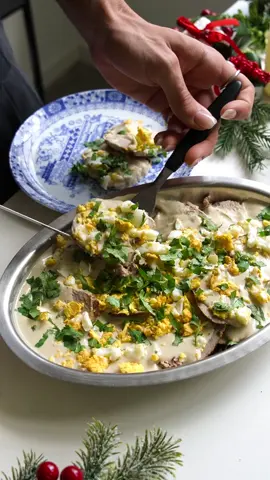 10 clásicos navideños versión saludable 🎄 VITEL TONÉ  1 1/2 kg de peceto  3 puerros  2 cebollas  2 zanahorias  Salsa:  3 huevos duros  Jugo de 1 limón   80 ml de leche  1 lata de atún  6 cdas de caldo  3 anchoas  1 cda de queso crema firme light  Sal y pimienta  . . . #clasicosnavideños #navidad #viteltone #recetanavideña #saludable 