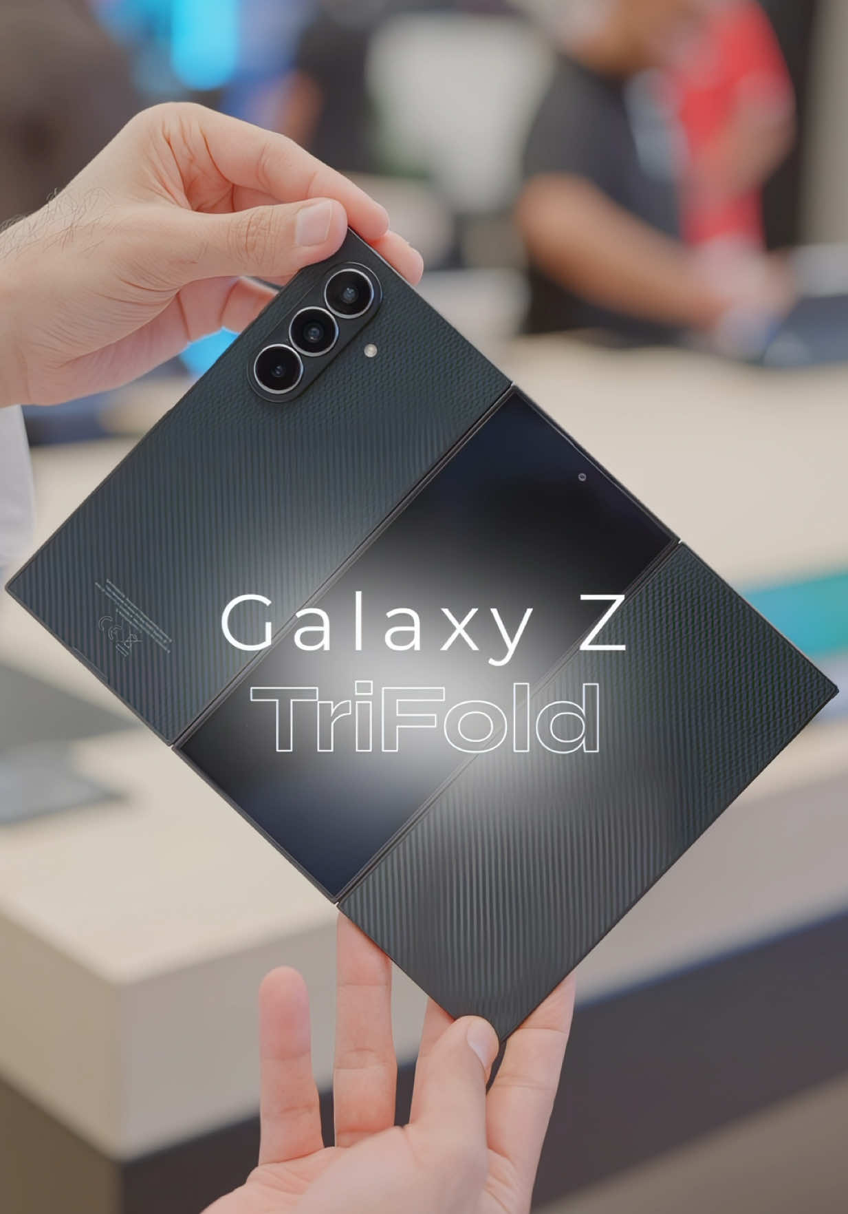 أول جهاز من سامسونج بثلاث طيّات…  نزل في 5 دول بس، والإمارات وحدة منهم 🇦🇪 هذا هو Galaxy Z TriFold  بتجربة جديدة كليًا للشاشات القابلة للطي. 🔹 سُمك 3.9 مم وهو مفتوح — و12.9 مم وهو مسكّر 🔹 شاشة 6.5” – وتفتح معك لـ 10” 🔹 كاميرات: 200MP + 12MP + 10MP 🔹 سيلفي بعدستين: 10MP + 10MP 🔹 بطارية 5600 mAh مع شحن 45W 🔹 السعة : 512GB  🔹 وزن 309 غرام ‏شو رأيكم في الجهاز ؟