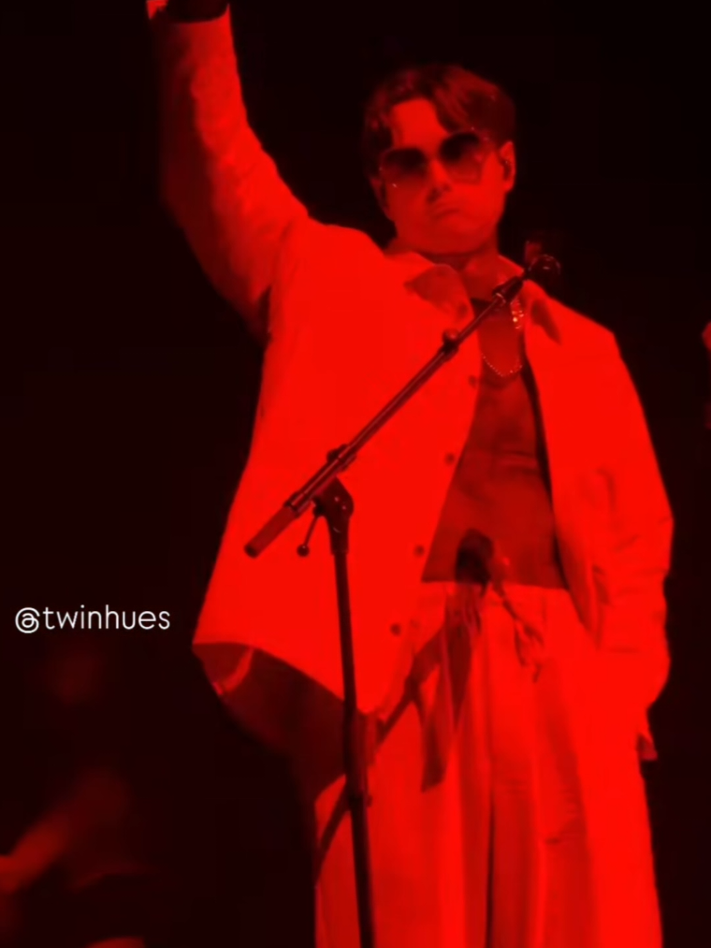 Paris #noahsebastian #badomens #badomensband #badomensofficial #music Credit to @twinhues (IG) 