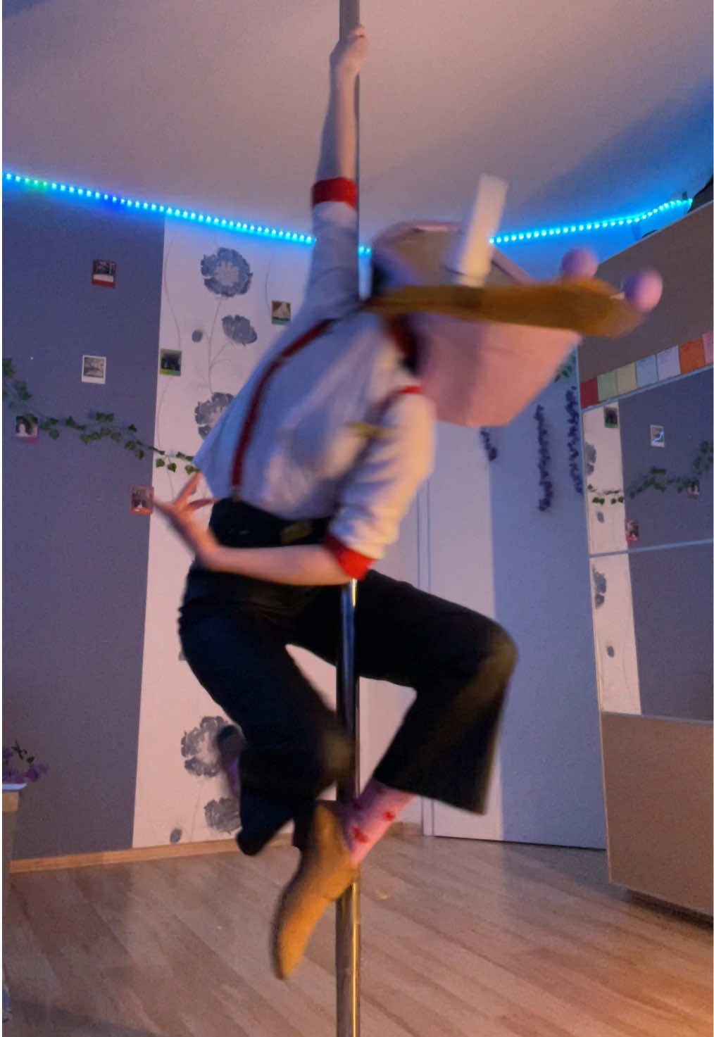 ✨I can do anything!✨ You guys have no idea how fast this feels- at some point this actually gets a little painful/ uncomfortable. I’d say im used to most of the pain when it comes to pole, but this is something entirely different. Parts of your body get pushed into the pole really hard due to the centripetal forces, the other half wants to get flung away by the centrifugal forces. I’m used to little pieces of skin carrying my whole body weight,  but getting pushed into the pole feels more like smashing a door shut with your leg still in the frame😂😂 Still, this is really fun, I rarely get dizzy (as I’m pretty used to stuff like this); in this case I did the ballerina like 10-20 times back to back, so I did in fact get a little dizzy. I’m super grateful for Tenna’s head though, this way I don’t need to keep my expression in mind😂😂 Hope you’re having a wonderful day! <3 #deltarune #deltarunechapter3 #tenna #tennapole #poledance