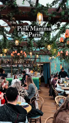 Si tu veux un resto beau, gourmand et ultra instagrammable à Paris, fonce chez Pink Mamma 💗🍝 Le lieu est réparti sur plusieurs étages, chacun avec une déco différente : ambiance cosy, murs remplis de cadres, plantes partout… et une verrière incroyable tout en haut. Juste magnifique 😍 Côté food : de la vraie cuisine italienne généreuse — burrata, pâtes maison, pizzas au feu de bois, viandes grillées, desserts à partager. Toujours frais et savoureux. 💶 Prix approx. Pizzas 13–18€, pâtes 14–20€, entrées 8–12€, desserts 8–10€. 📍 Adresse : Pink Mamma, 20 bis Rue de Douai, 75009 Paris. Ambiance canon, déco de fou, plats trop bons… une adresse qui vaut vraiment le détour ✨ #pinkmamma #restaurant #paris #italien #foodparis 