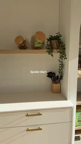 Heads up, acacia lovers! I spy something new… #acaciawood #pantryorganisation #jars #pantryinspo #organisedhome 