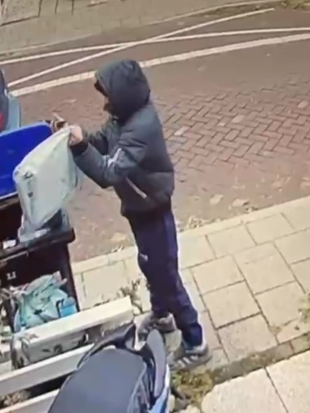 Je pakketje ligt in de kliko... #pakketbezorger #vuilniswagen
