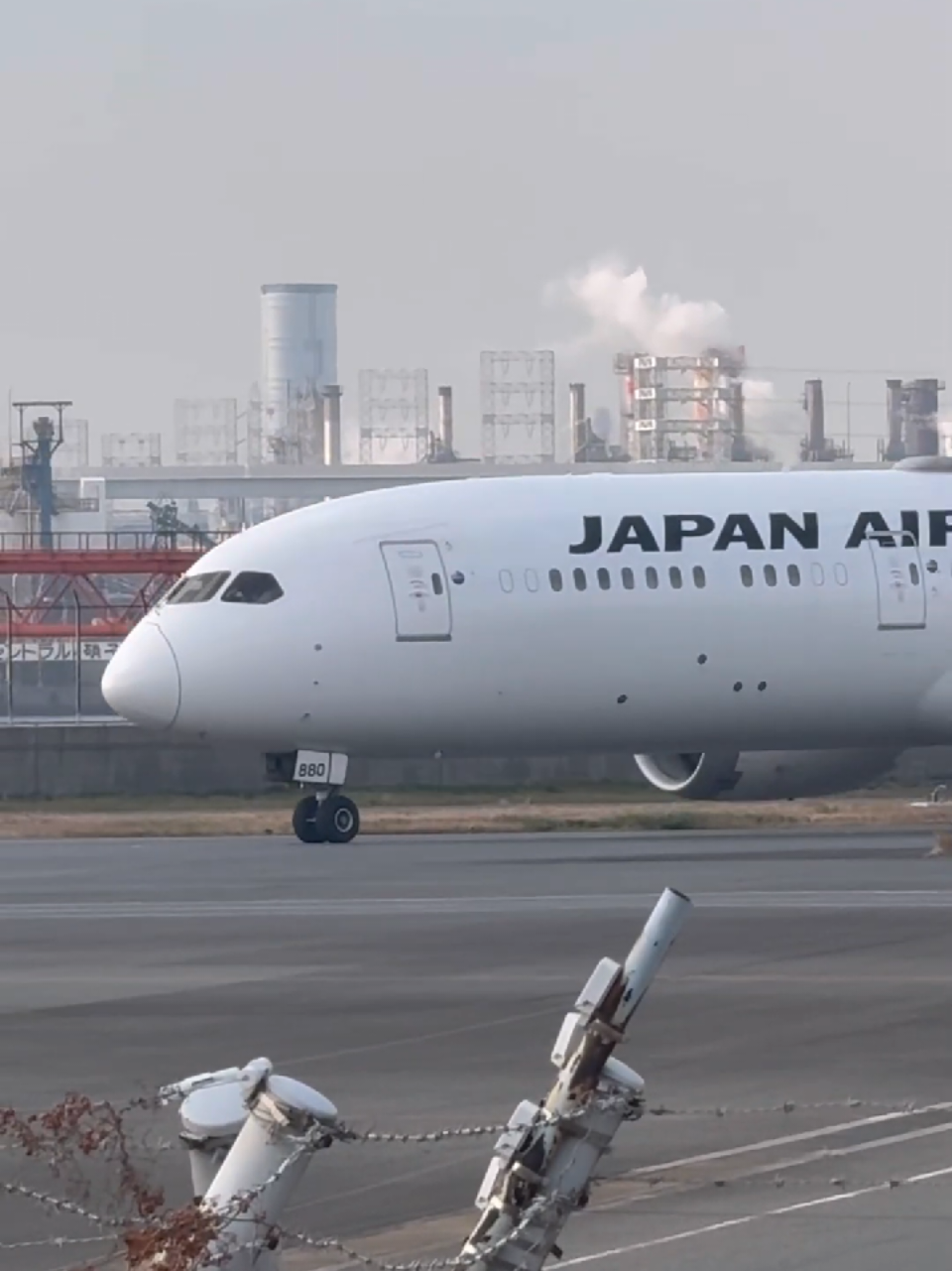 Japan Airlines Boeing 787-9 Dreamliner Taxing Haneda Tokyo International Airport #japanairlines #japan #boeing787 #tokyo #dreamliner 