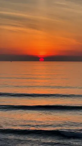 Lost in the beauty of this magnificent moment……♥️🌞🧡#sunset #tranquility #goldenhour #pacificocean #sunsetvibes 