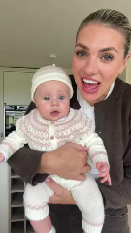 Creating Christmas traditions with baby girl 🎄🍪♥️  #platepainting #christmaseveplate #ditl #newmum 