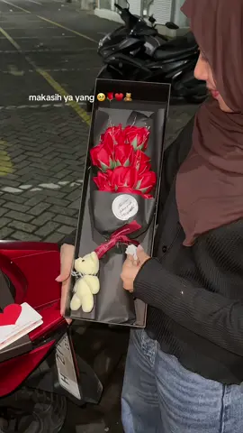 Yg katamu sederhana, tp bagiku luar biasa istimewa 🥹🫶🏻 #kadoulangtahun #kadocewek #bunga #florist #mawar 