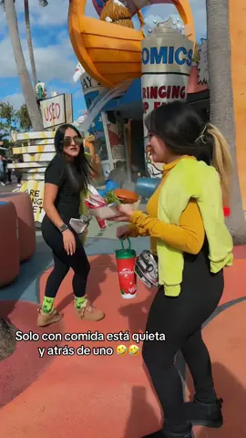 Esa Michelle nomas así está quieta! Con comida! #jajaja #omg #hermanas #familia #navidad 