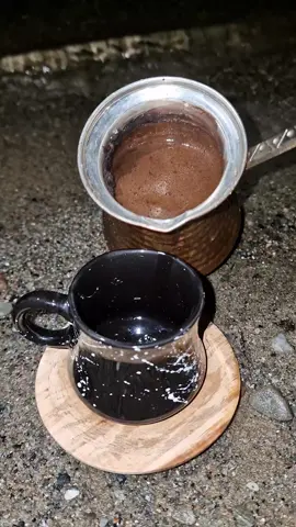 هناك من يقضي عمره يصف الطّريق لكل سائل ثم يضل طريقه كل إنسان لديه أحزانه السّرّيّة التي لا يعلمها سواه ،  وفي معظم الأحيان ندعوه إنساناً بارداً بينما هو يغلي من الدّاخل