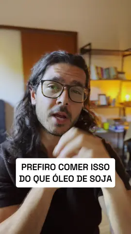 Prefiro comer açúcar, que meu corpo consegue usar como energia no mesmo dia, dependendo da minha atividade física, do que ingerir óleo de soja. Esse óleo é rico em ácido linoleico, uma gordura poli-insaturada altamente instável. No corpo, ela sofre oxidação com facilidade, gerando radicais livres que aumentam inflamação, aceleram o envelhecimento celular e prejudicam a saúde metabólica. O problema não é só calórico: essa gordura se acumula no tecido adiposo, alterando a sinalização hormonal e contribuindo para resistência à insulina e maior risco de doenças crônicas. Reduza óleos vegetais refinados e escolha fontes de gordura mais estáveis, como azeite de oliva, manteiga ou óleo de coco. � Estudo: PMCID: PMC4642429 #foryou #fy #oleodesoja #acucar #saude