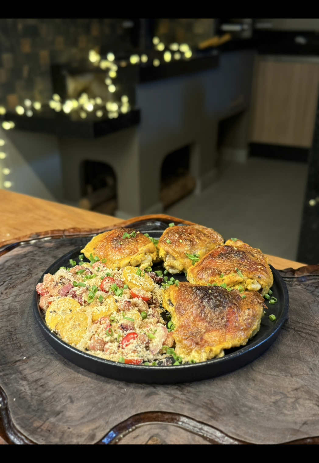 FRANGO E FAROFA PARA O SEU NATAL Nesse vídeo ensino uma receita super fácil de fazer, prática e muito saborosa. Uma receita com experiência de vó, deixando o frango suculento por dentro e crocante por fora. Uma ótima opção para o seu Natal, acompanhada ainda de uma farofa pra lá de boa. Ingredientes para o frango: - 01 Kg de sobrecoxa de frango - Lemon pepper - Páprica doce - 04 dentes de alho - Sal a gosto - 04 colheres de sopa de maionese *Reservar por 40 minutos e em seguida levar para o forno pré-aquecido a 180 graus por 1h30. Ingredientes para farofa: - Bacon e cubos - 01 cebola roxa - 01 banana da terra - Farinha de mandioca #comida #receita #frango #bacon 