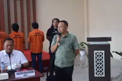 Tokoh Agama dan Tokoh Masyarakat Apresiasi Tindakan Cepat Kepolisian Tangani Perkelahian Antar Kelompok di Belang Minahasa Tenggara Manado News Network ---MANADO---Humas Polda Sulut - Beberapa tokoh agama dan tokoh masyarakat mengapresiasi tindakan cepat Polda Sulut dan jajaran Polres Minahasa Tenggara dibantu TNI dalam menangani perkelahian kelompok antara Desa Watuliney dan Desa Molompar, Kecamatan Belang, Kabupaten Minahasa Tenggara, yang terjadi pada Minggu (30/11/2025) dini hari. Ketua BPM GMIM Silo Watuliney, Pdt. Femmy Tiow, M.Th., mengatakan, saat ini di sekitar wilayah Watuliney Raya dan Molompar Raya masih banyak petugas keamanan. 