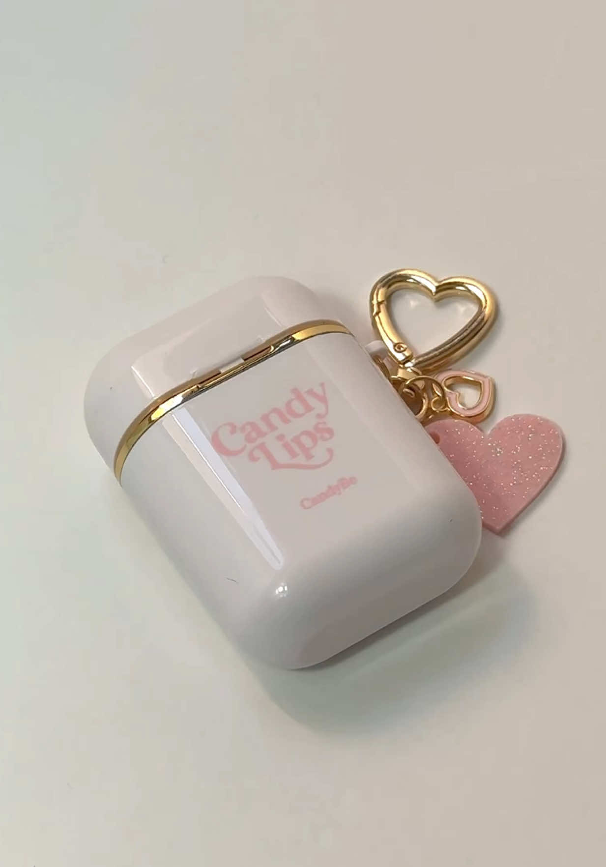 O gloss que virou acessório de bolsa ✨ Zoom nos detalhes pq sim, ele merece o Candy Lips não é só gloss: é chaveiro, é mood, é estilo que você leva pra todo lugar. 🩷 qual detalhe você mais amou: o gloss ou o chaveirinho de coração? #gloss #candylips #foryou #candybe 