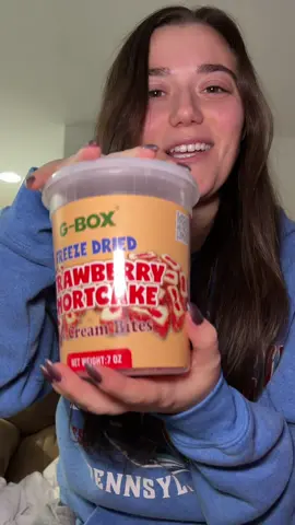 Latest sugar obsession 🍓 #freezedriedicecream #freezedried #candy #strawberry 