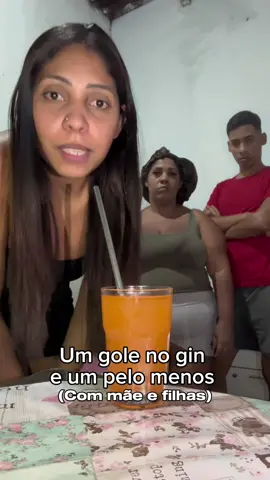 Um gole no gin e um pelo menos 