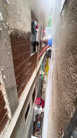 Os bastidores dele enfeitando a varanda dele😭 #fyyyyyyyyyyyyyyyy #decoracaodenatal #piscapisca #vizinhos #varandadecorada @Guilherme Souza 