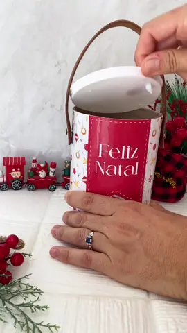 De uma simples Tubolata para uma Tubolata natalina cheia de charme! Alça de couro, detalhes elegantes e um panetone delicioso dentro — o presente perfeito para impressionar com carinho e sofisticação.  #natal #feliznatal #presentenatal #panetone #lembranças 