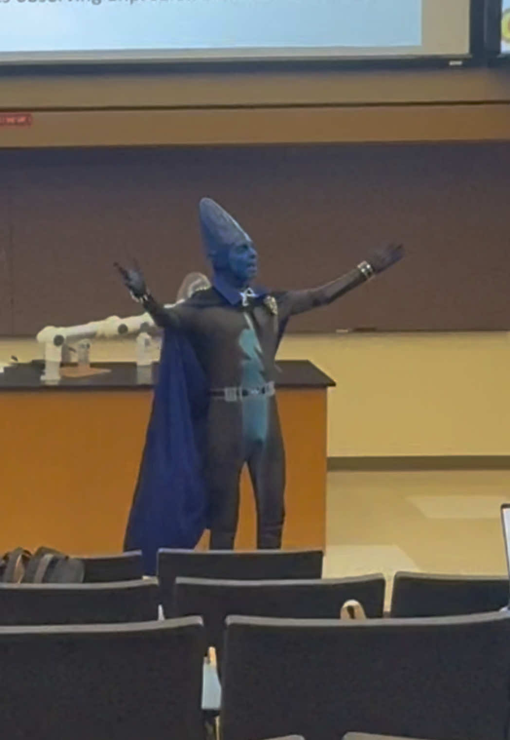 @RaynKal @thecropdust We invaded USC how evil #college #megamind #prank #meme #cosplay Megamind at USC oh I’m megaminding it