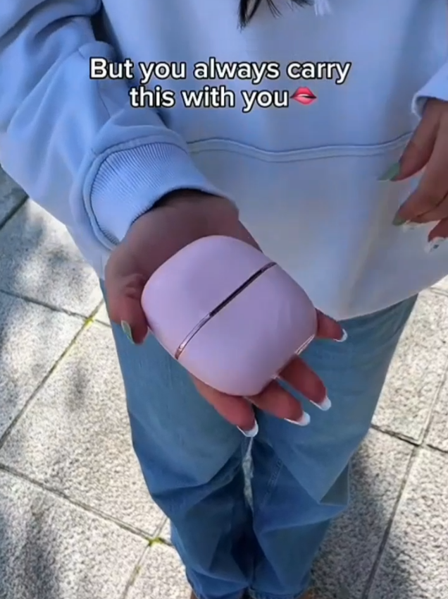 I'm obsessed with this new mini hair straightener ❤😍😱#hairstraightener #hairhack #girly #giftideas #christmas 