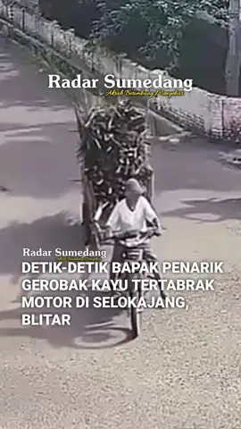 BLITAR – Sebuah insiden kecelakaan lalu lintas terekam kamera pengawas (CCTV) di kawasan Desa Selokajang, Kecamatan Srengat, Kabupaten Blitar. Seorang bapak paruh baya yang sedang menarik gerobak bermuatan kayu tertabrak sepeda motor saat hendak menyeberangi persimpangan jalan. ​Berdasarkan rekaman CCTV yang beredar, peristiwa tersebut terjadi pada Senin pagi (01/12/2025) sekitar pukul 07.27 WIB. Dalam video tersebut, terlihat seorang bapak sedang  menarik gerobak sederhana dengan motor yang dipenuhi muatan ranting kayu kering. ​Saat korban mencoba melintas di persimpangan jalan desa yang cukup ramai, tiba-tiba sebuah sepeda motor melaju dan menghantam bagian samping gerobak. Kerasnya benturan mengakibatkan gerobak tersebut terbalik dan seluruh muatan kayu berserakan menutupi badan jalan. Pengendara motor pun ikut terjatuh akibat tabrakan tersebut. ​Warga sekitar yang mendengar suara benturan dan melihat kejadian tersebut langsung berhamburan ke lokasi.  Sempat terjadi ketegangan dan adu mulut antara pengendara motor dengan warga, namun situasi segera ditenangkan oleh warga lain yang berada di lokasi. ​Sejumlah warga tampak bergotong royong membantu bapak penarik gerobak tersebut untuk memindahkan tumpukan kayu yang berserakan agar tidak mengganggu arus lalu lintas, serta mengevakuasi gerobak ke tepi jalan. ​Hingga berita ini diturunkan, belum ada konfirmasi resmi mengenai kondisi luka yang dialami korban maupun penyelesaian antara kedua belah pihak.  Warga diimbau untuk selalu berhati-hati dan mengurangi kecepatan saat melintasi persimpangan jalan desa, terutama di jam sibuk pagi hari. video : viralnews #beritahariini #beritaviral #blitar 