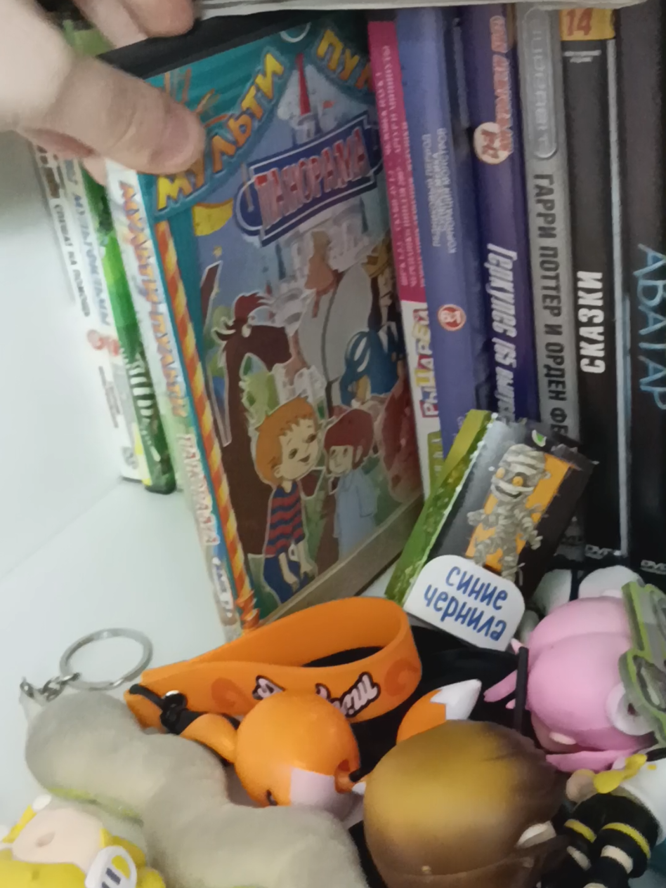 Понятное дело на одном диске больше одного мультика, но мне так лень читать это с камерой в руке.. А ещё хочу поинтересоваться, действительно ли последние диски это парное молоко?