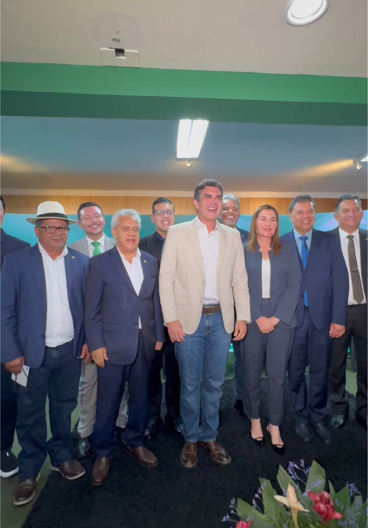 🌱 O Pará é uma potência do agro brasileiro! No 64º Encontro Ruralista, celebramos quem produz com responsabilidade e impulsiona o desenvolvimento do nosso Estado. 💙 Reafirmamos nosso compromisso com um campo inovador, sustentável e alinhado às exigências dos mercados. Por isso, assinamos o decreto que institui o Programa Pecuária Sustentável, prorrogando o prazo da rastreabilidade até 2030 — uma medida que garante integridade, transparência e competitividade para a nossa produção, respeitando o ritmo do setor e a dinâmica do rebanho paraense. 🚜🌍 Seguimos preparando o agro do Pará para liderar o futuro com mais renda, mais oportunidades e mais respeito ao meio ambiente.