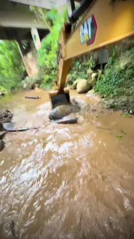 Trabalho de dragagem de rio para prevenção de enchentes, junto com a defesa civil 