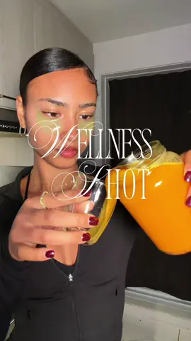 Oof, yes! This wellness shot is SPICYYY. Ginger, turmeric, lemon, oranges, cayenne & pepper🍊🍋🫚🌶️ Exactly what we need for colder months❄️ #wellnesstips #wellnessshots #ginger #wellnessroutine #wellnesswednesday 