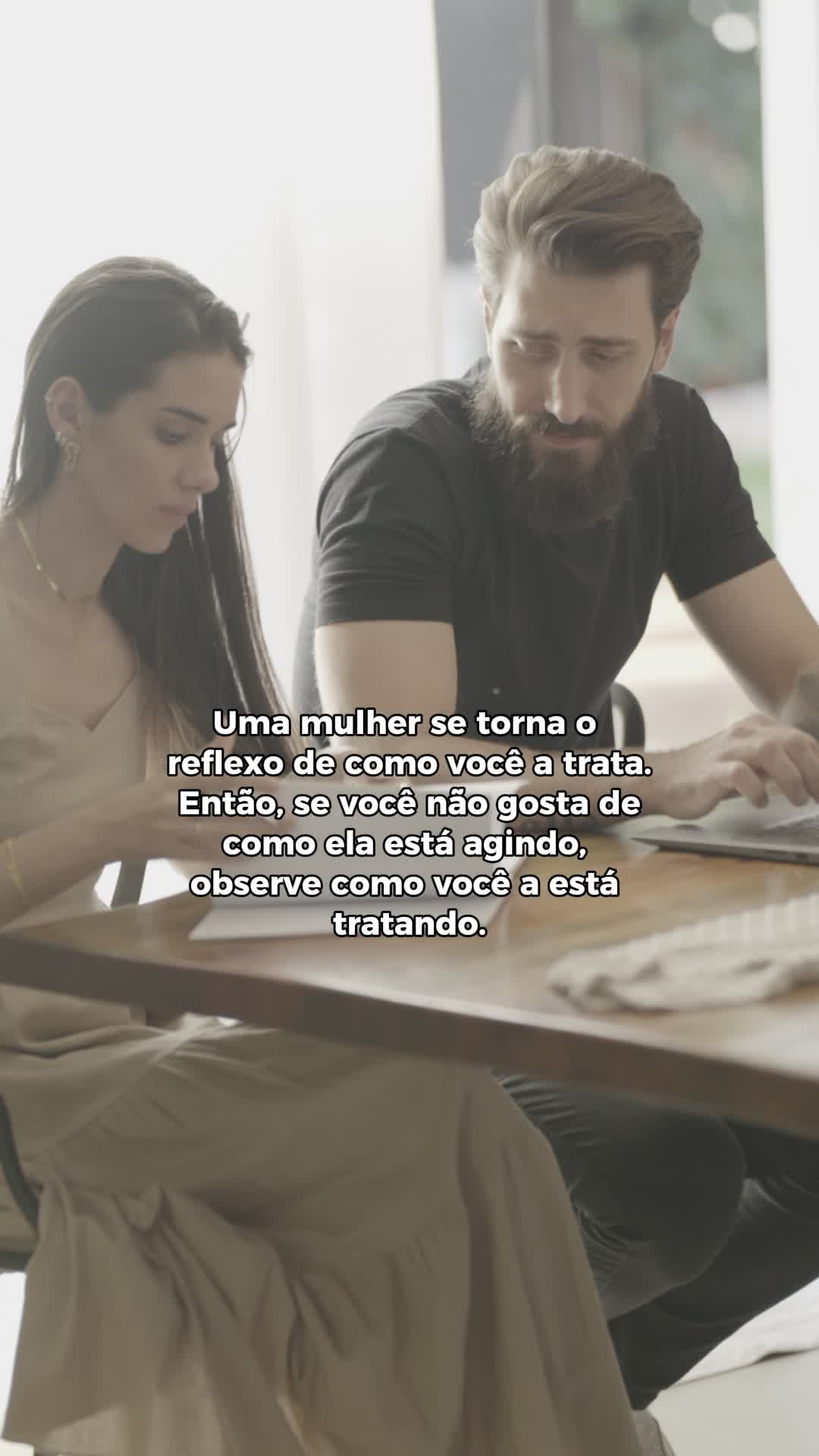 A chave para o comportamento dela está em como você a trata. Antes de criticar a reação, avalie a sua ação. O relacionamento é um espelho.