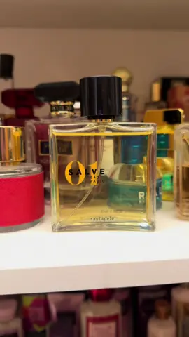Salve São Paulo — a assinatura olfativa de quem entende de sofisticação. Criado pelo mestre perfumista francês Yves Cassar, combina cardamomo vibrante, jasmim refinado, sambaqui mineral, sândalo cremoso, vetiver terroso, cedro elegante, baunilha envolvente e musk macio. Urbano, unissex, marcante. Um perfume que chega antes de você — e permanece depois.” Mamãe vai morder… você sabia que mamãe vai morder? 😏💛 #perfume #perfumaria #tiktokbrasil #perfumista #tiktokshop   