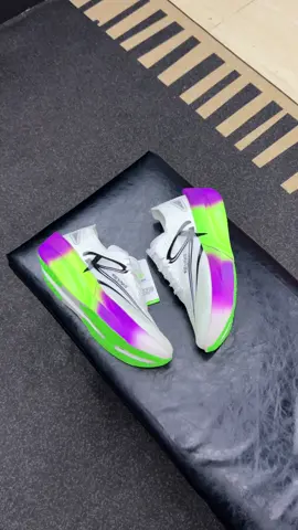 Irunsvan chasing light running shoes  #irunsvan #irunsvanchasinglight #runningshoes 