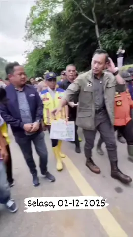 Menteri Koordinator Bidang Infrastruktur dan Pembangunan Kewilayahan, Agus Harimurti Yudhoyono atau AHY meninjau Jalan Nasional Lembah Anai di Sumatera Barat (Sumbar), Selasa (2/12). Jalur utama Padang-Bukittinggi dan sekitarnya ini putus total akibat banjir bandang.