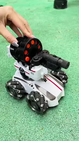 Ini mainan robot yang digerakin pakai gesture tangan itu. Oke, gue bikinin deskripsi jualannya yang rapi tapi tetep nendang. “ROBOT GESTURE CONTROL, GERAK SESUAI TANGAN KAYAK NINJA PUNYA JUTSU” Mainan ini bukan robot biasa. Lu tinggal pake gelang sensornya, gerakin tangan dikit, robotnya langsung nurut. Maju, mundur, belok, muter, semua pake gerakan tangan tanpa tombol ribet. Rodanya model omni-wheel, jadi bisa geser ke segala arah kayak robot kompetisi. Bagian depannya ada launcher kecil buat nembak bola busa. Cocok buat seru-seruan di halaman, taman, atau nge-prank temen sekelas. Bodinya kokoh, geraknya lincah, dan respons sensornya cepat. Anak kecil seneng, orang dewasa juga ketagihan. #mainanrobot #robotgesture #gadgetsunik #barangviral #fyp  